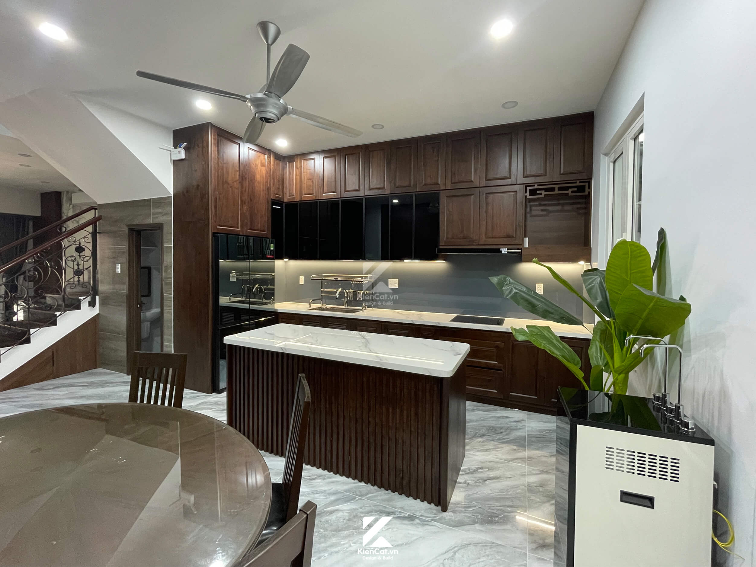 thiết kế thi công nội thất tủ bếp gỗ óc chó
