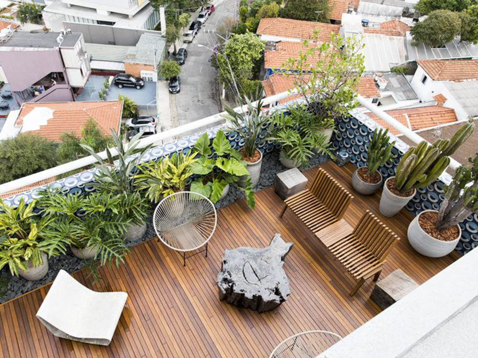 Cải tạo sân thượng làm khu vườn chill hoặc khu nướng BBQ ngoài trời.