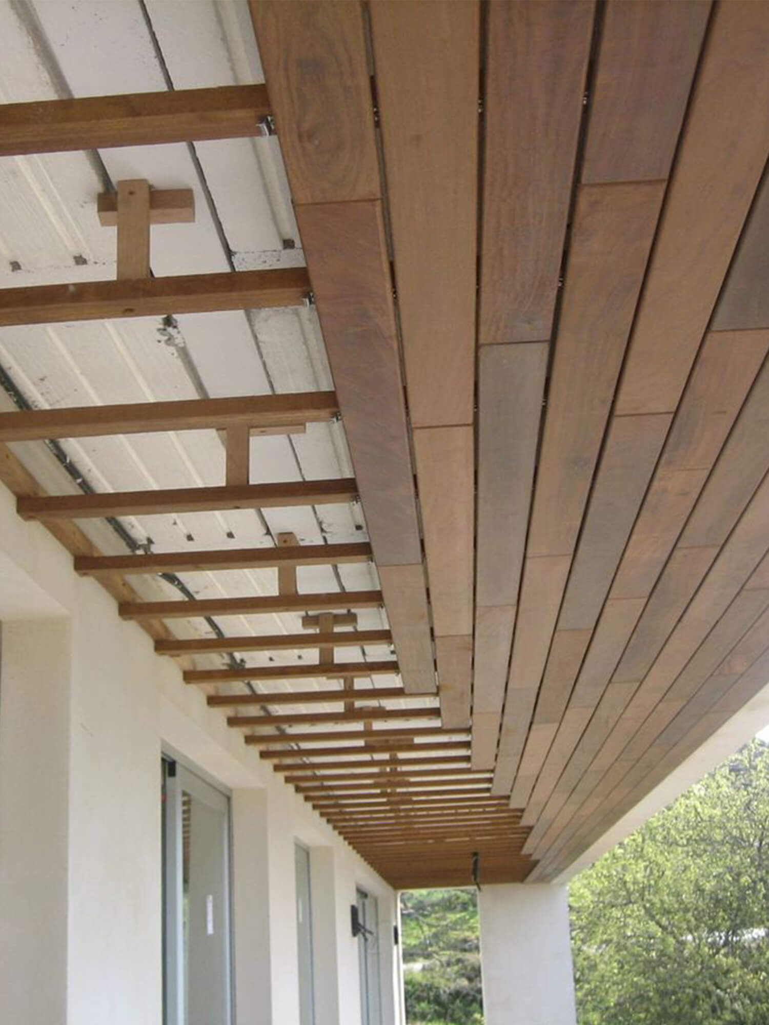trần gỗ teak tự nhiên ốp phẳng