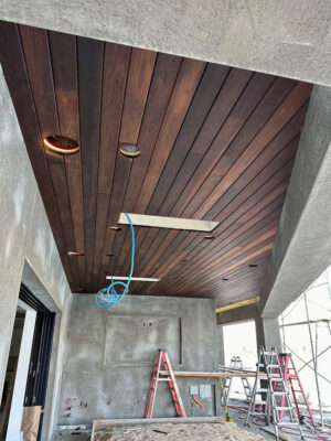 trần gỗ teak tự nhiên ốp phẳng