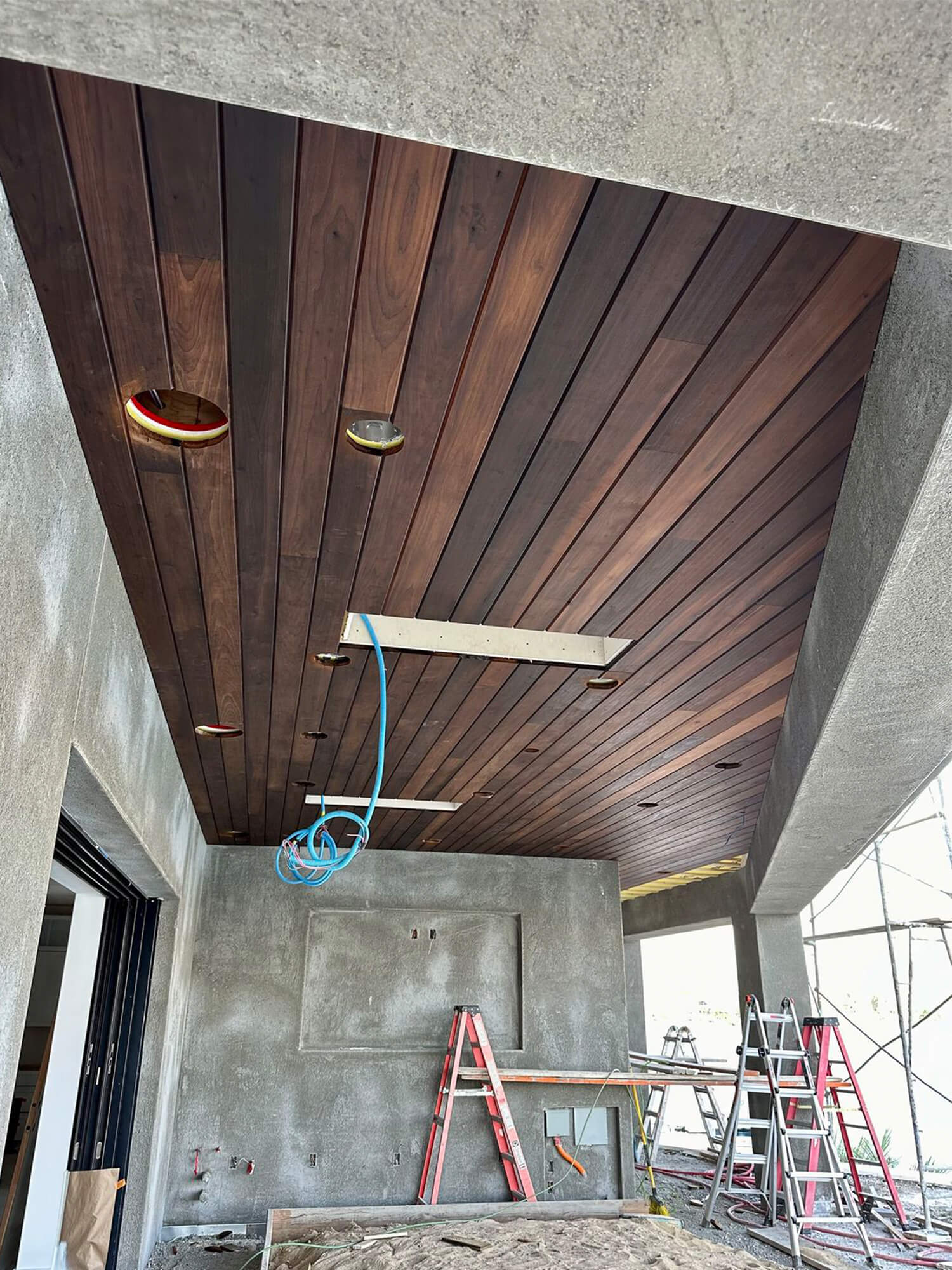 trần gỗ teak tự nhiên ốp phẳng